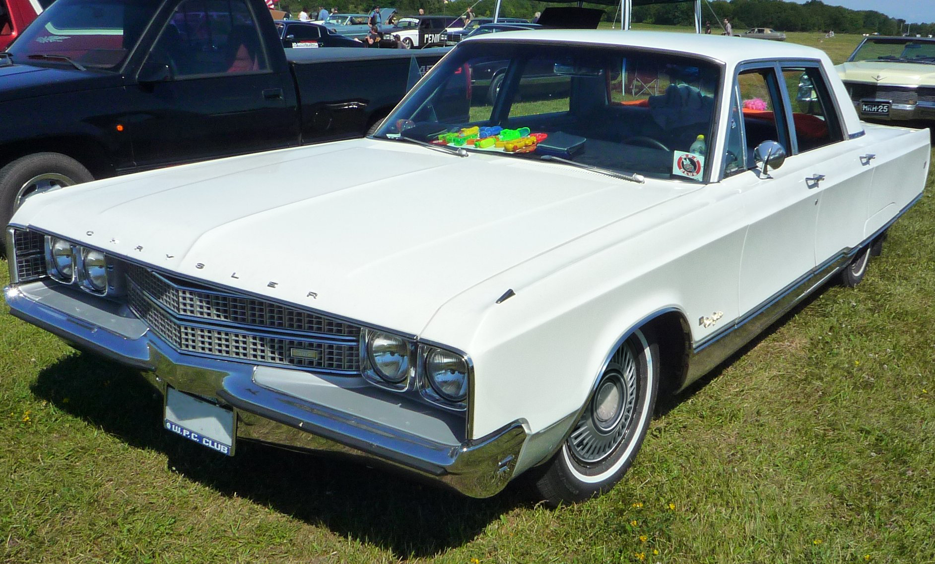 1968_Chrysler_New_Yorker_Sedan.jpg